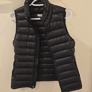 Aritzia Parklife Women's Black Puffer Vest